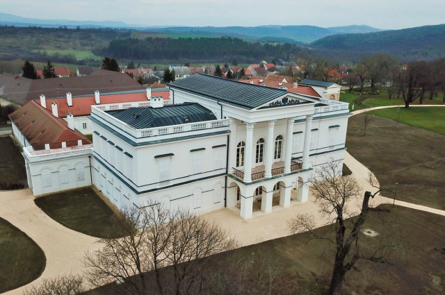 Kastélyok, kúriák
